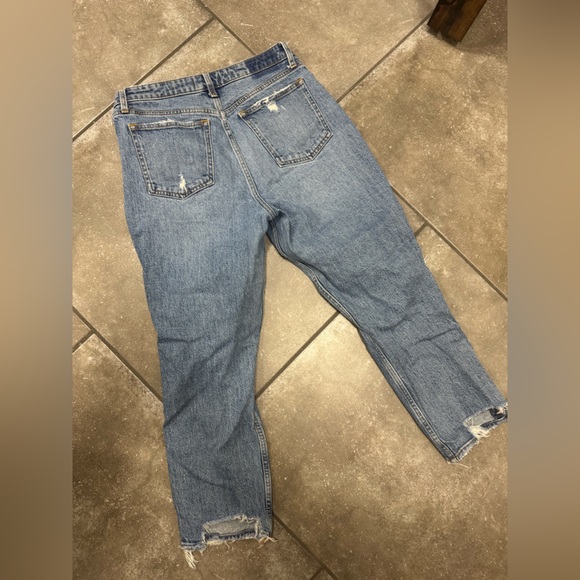 Abercrombie & Fitch Distressed The Mom High Rise Jeans SHORT - Picture 4 of 4
